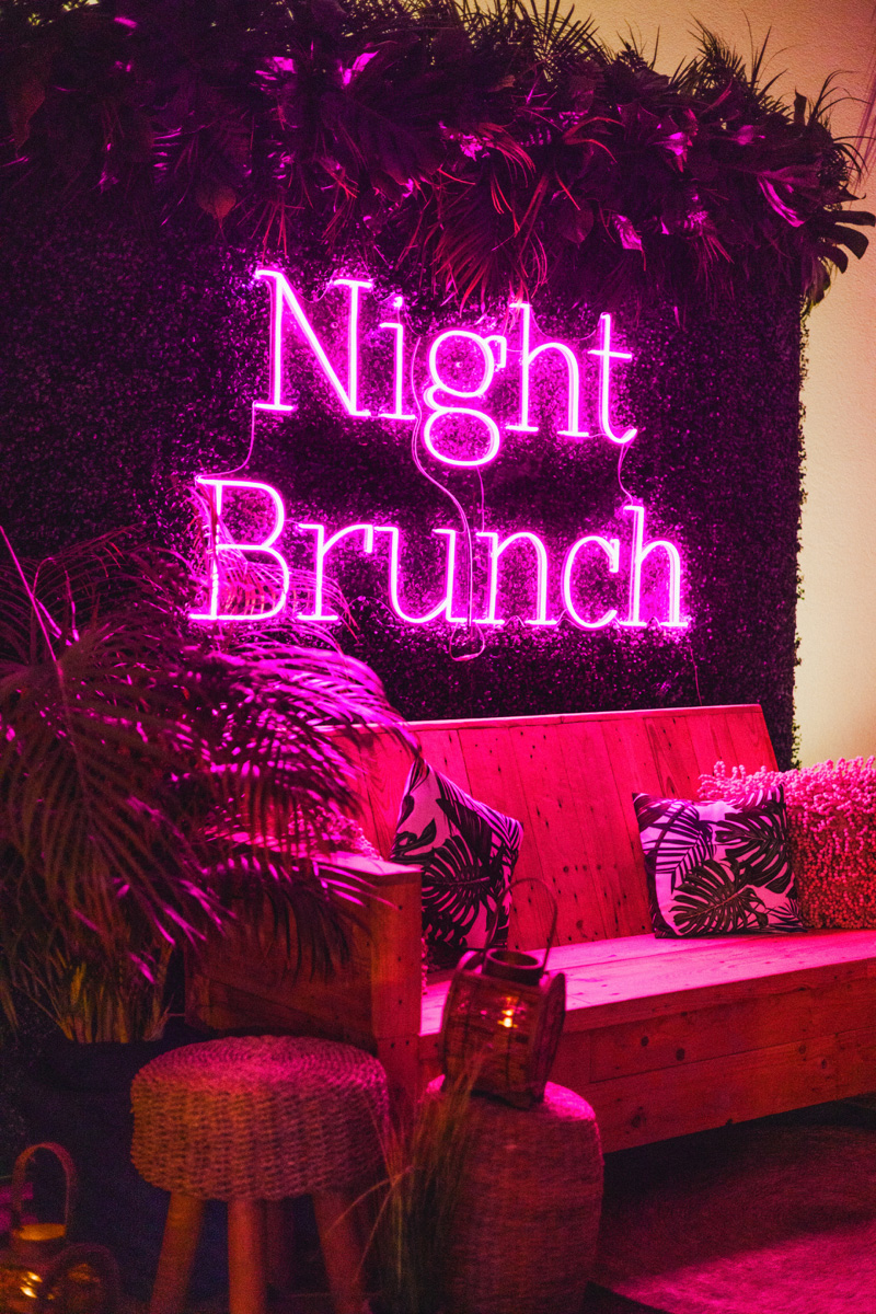 arubamarriott-nightbrunch-neonsign